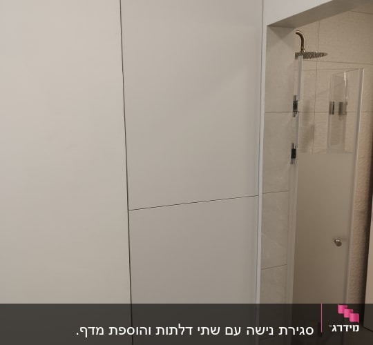 ארון עץ לבן עם דלתות סגורות